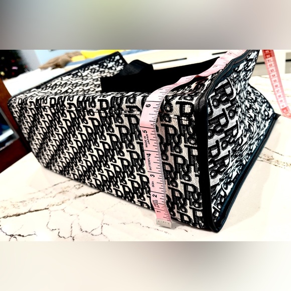 New XL Zip Top Tote Black & white pattern embroidered canvas - Picture 4 of 8